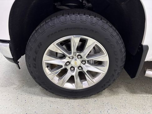 Used 2020 Chevrolet Silverado 1500 LTZ w/ LTZ Premium Package AWD/4WD image 12