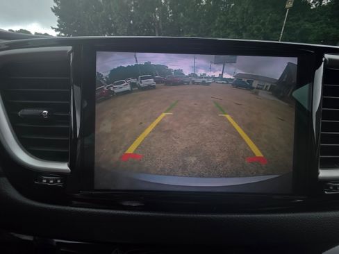 Used 2021 Chrysler Pacifica Touring-L FWD image 12