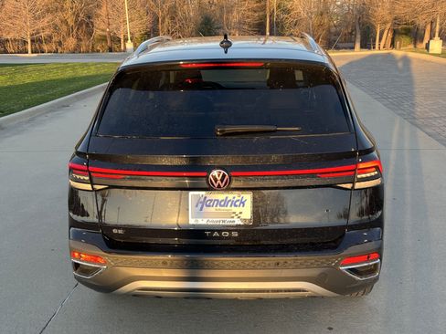 Used 2025 Volkswagen Taos SE w/ Panoramic Sunroof Package image 9