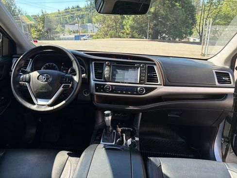 Used 2017 Toyota Highlander XLE AWD/4WD image 11