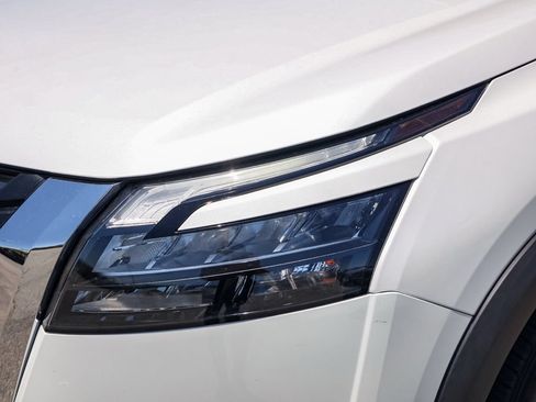 Used 2025 Nissan Pathfinder SV w/ SV Premium Package FWD image 10