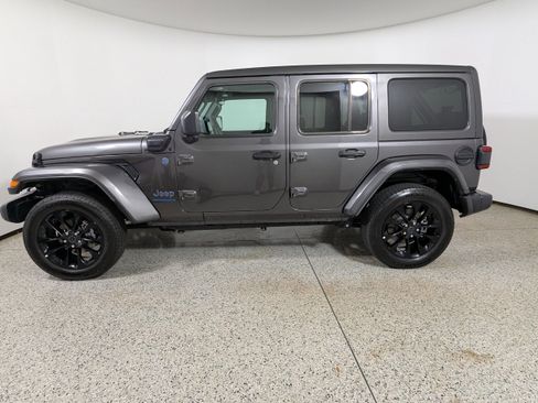 Used 2025 Jeep Wrangler Unlimited Sahara w/ Safety Group AWD/4WD image 4
