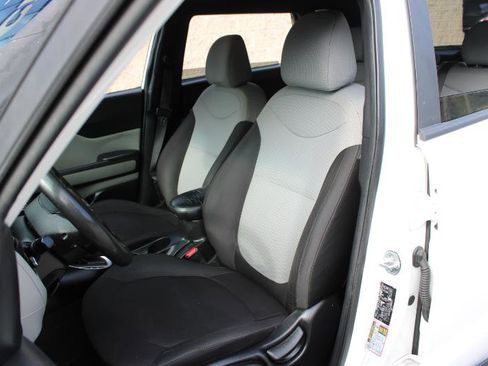 Used 2017 Kia Soul image 9