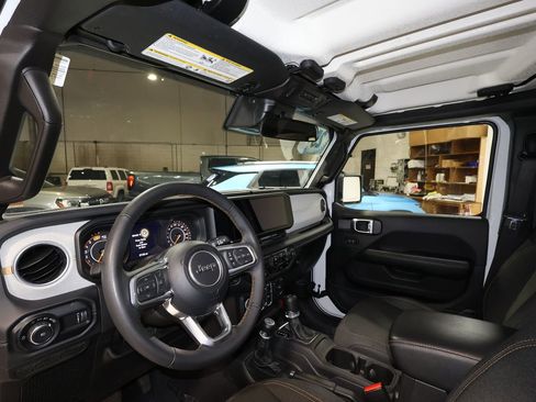 Used 2025 Jeep Wrangler Sahara image 9