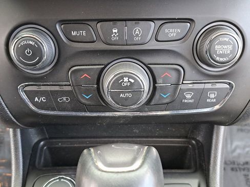 Used 2020 Jeep Cherokee Limited image 23