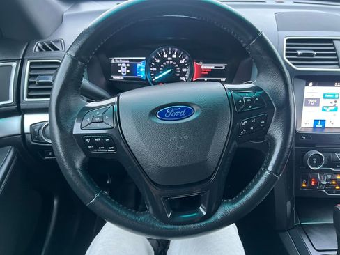Used 2017 Ford Explorer XLT w/ Equipment Group 202A image 13