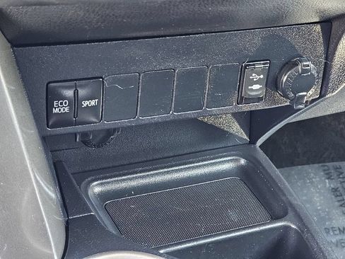 Used 2015 Toyota RAV4 XLE AWD/4WD image 28