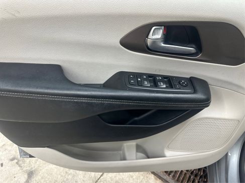 Used 2021 Chrysler Voyager Lxi image 26