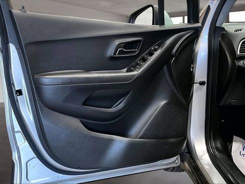 Used 2018 Chevrolet Trax LS FWD image 20