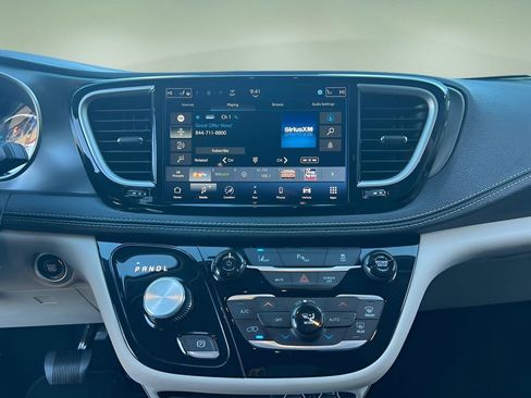 Used 2024 Chrysler Pacifica Select image 15