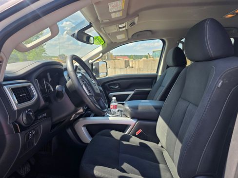 Used 2018 Nissan Titan SV w/ SV Convenience Package AWD/4WD image 16