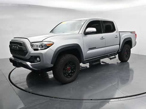 Used 2019 Toyota Tacoma TRD Off-Road AWD/4WD image 4