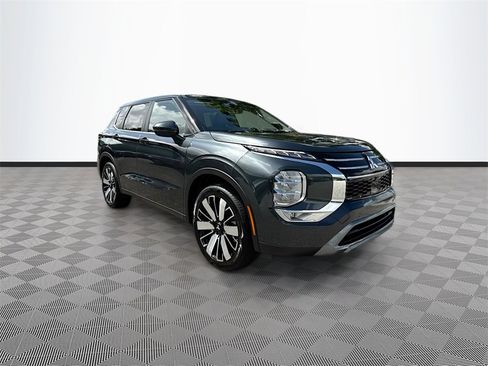 New 2025 Mitsubishi Outlander SE image 3