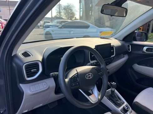 Used 2025 Hyundai Venue SEL image 9