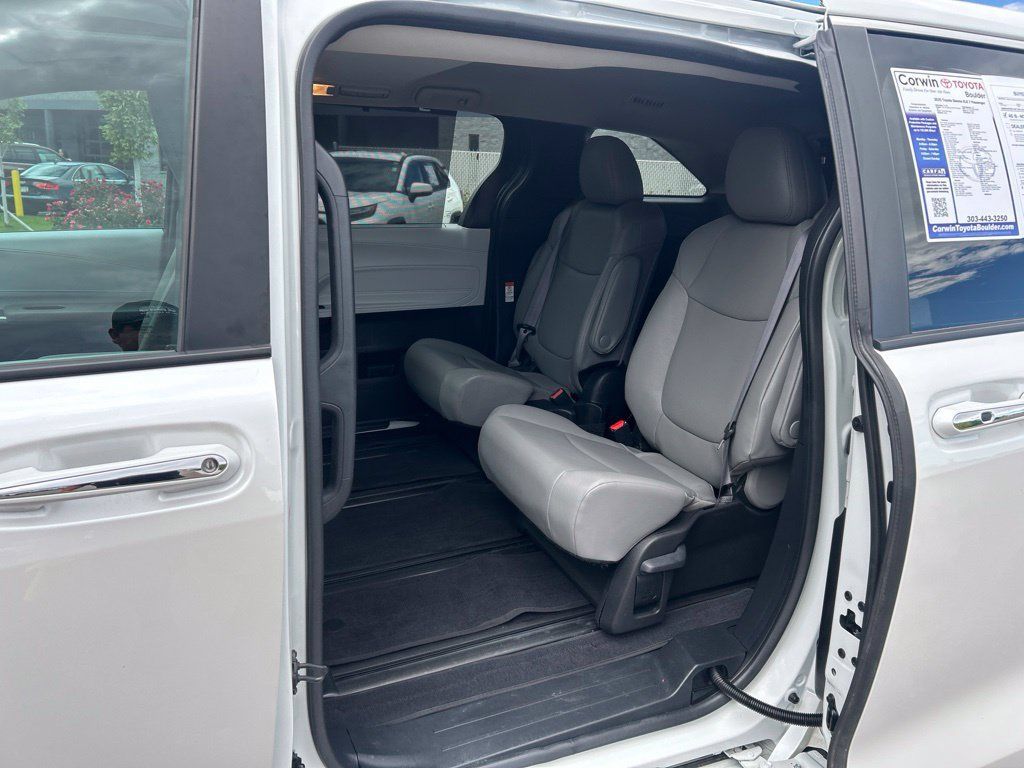 Used 2025 Toyota Sienna XLE AWD/4WD image 21