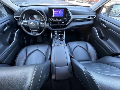 Used 2023 Toyota Highlander XLE image 23