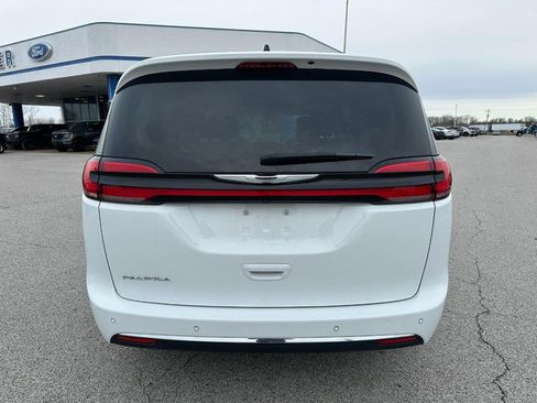 Used 2024 Chrysler Pacifica Touring-L image 4