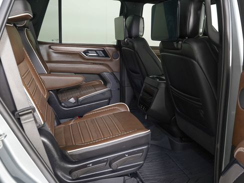 Used 2025 GMC Yukon Denali Ultimate w/ LPO, Floor Liner Package AWD/4WD image 9