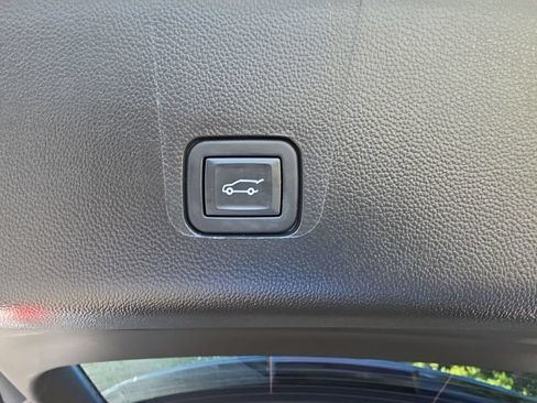 Used 2023 Chevrolet Traverse RS FWD image 36