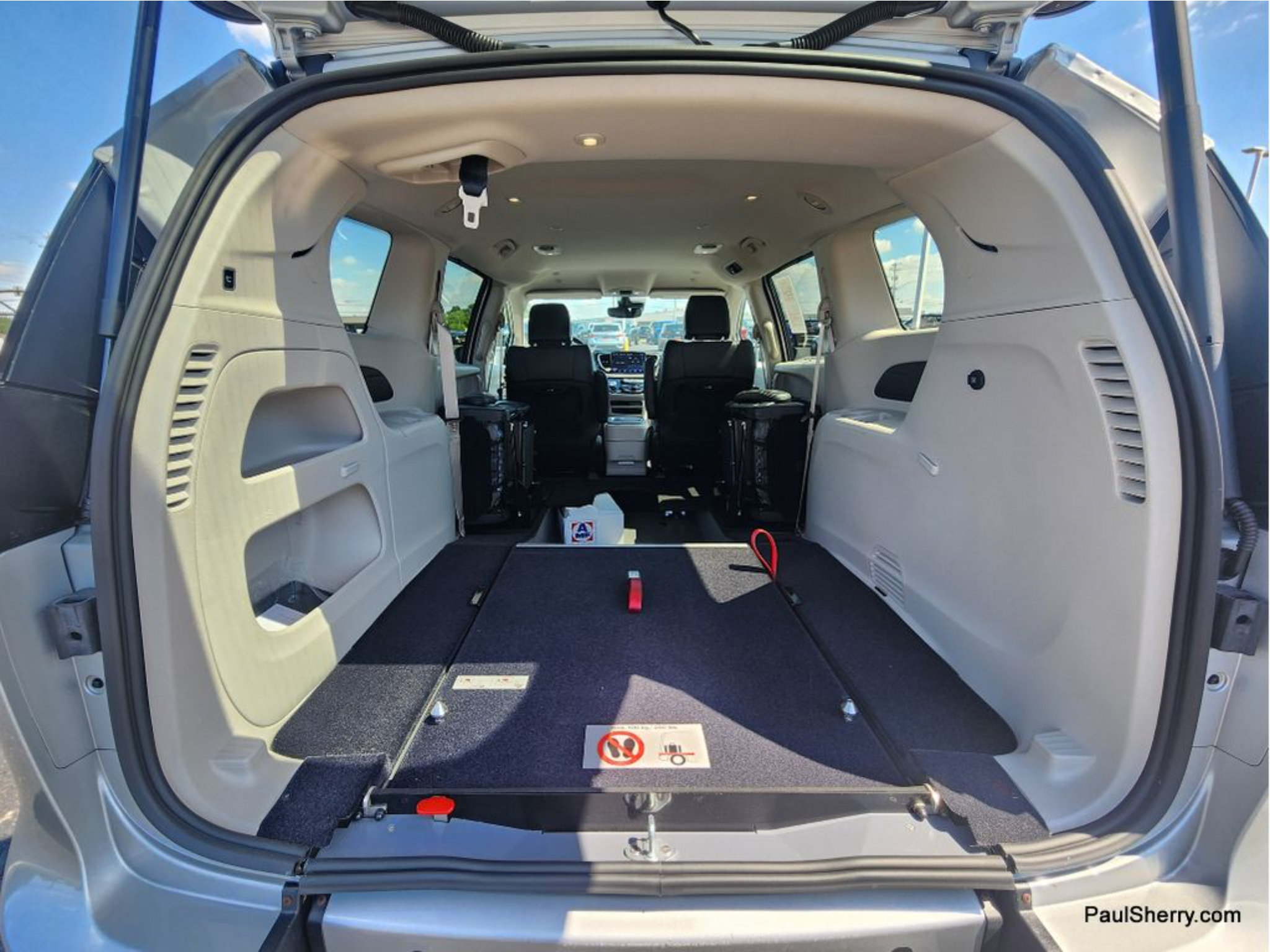 Used 2024 Chrysler Pacifica Touring-L FWD image 12
