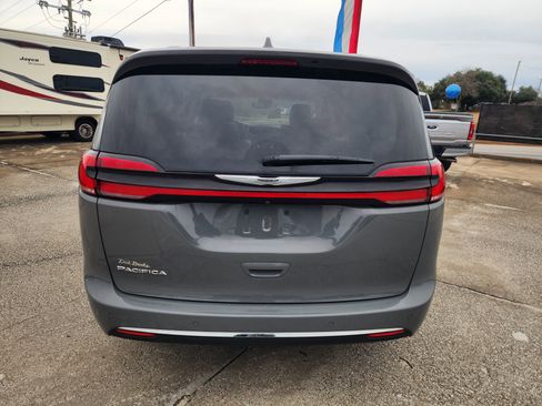 Used 2022 Chrysler Pacifica Touring-L image 5