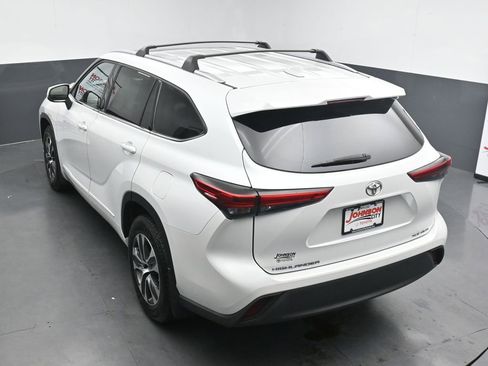 Used 2022 Toyota Highlander XLE AWD/4WD image 28