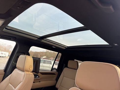 Used 2021 Chevrolet Suburban Premier w/ Premium Package image 2