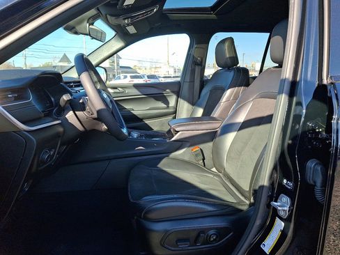 Used 2025 Jeep Grand Cherokee Altitude image 24