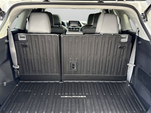 Used 2021 Toyota Highlander XLE image 7