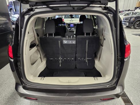 Used 2017 Chrysler Pacifica Touring w/ Tire & Wheel Group image 22