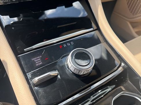 Used 2023 Jeep Grand Cherokee Limited w/ Luxury Tech Group II image 18