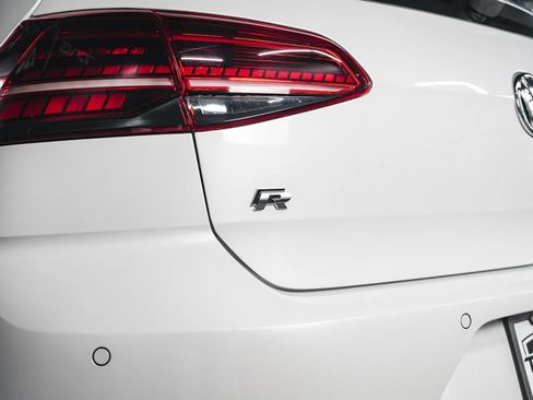 Used 2018 Volkswagen Golf R 4-Door image 26