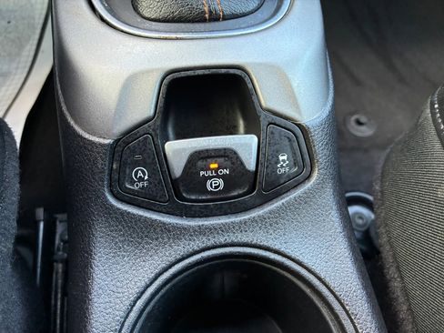 Used 2018 Jeep Compass Latitude w/ Popular Equipment Group FWD image 24