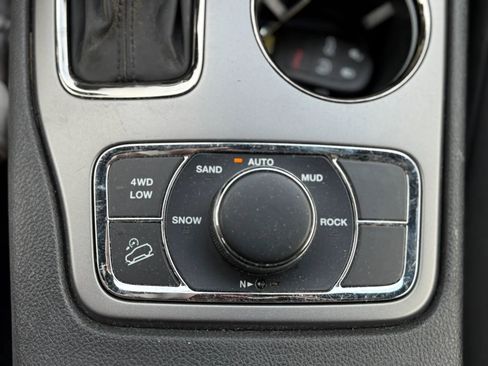 Used 2019 Jeep Grand Cherokee Laredo AWD/4WD image 34