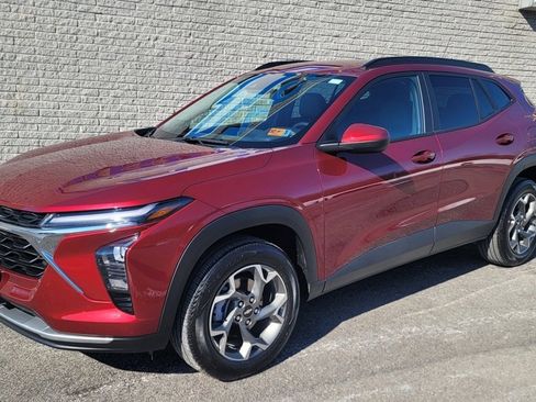 Used 2025 Chevrolet Trax LT w/ Driver Confidence Package image 3