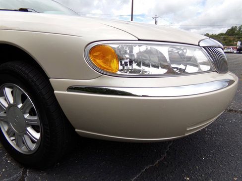 Used 2001 Lincoln Continental image 8