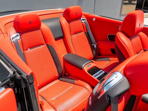 Used 2019 Rolls-Royce Dawn RWD image 17