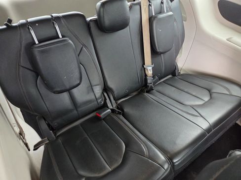 Used 2017 Chrysler Pacifica Touring-L FWD image 11