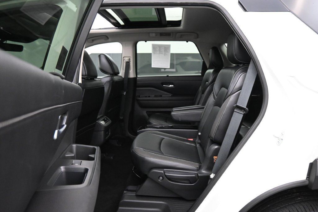 Used 2024 Nissan Pathfinder SL w/ SL Premium Package FWD image 17