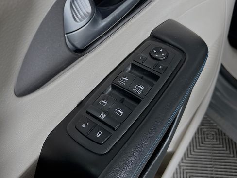 Used 2021 Chrysler Pacifica Touring-L FWD image 18