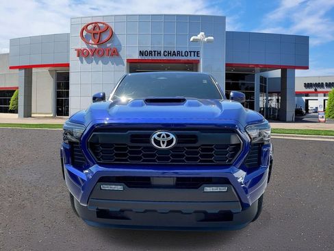 Used 2025 Toyota Tacoma TRD Sport AWD/4WD image 3