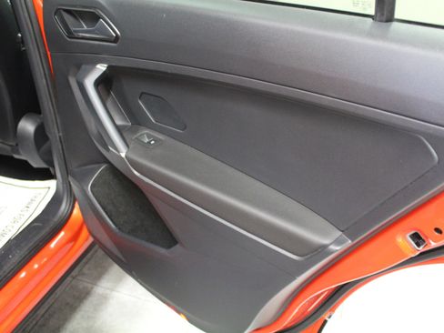 Used 2018 Volkswagen Tiguan SE w/ Panoramic Sunroof Package image 27