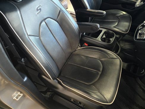 Used 2020 Chrysler Pacifica Limited w/ Advanced Safetytec Group FWD image 15
