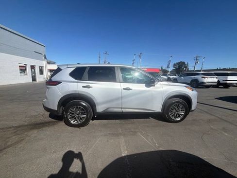 Used 2024 Nissan Rogue S FWD image 4