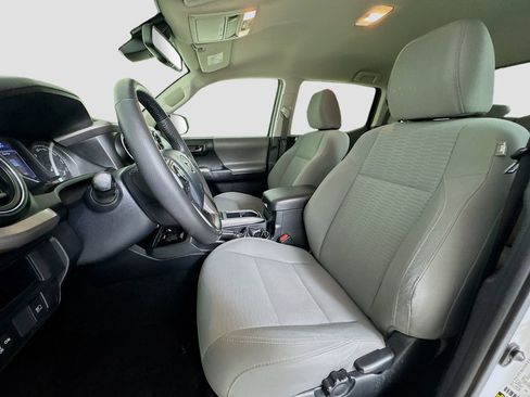 Used 2019 Toyota Tacoma SR5 AWD/4WD image 11