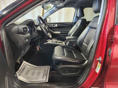 Used 2021 Ford Explorer XLT w/ Equipment Group 202A image 5