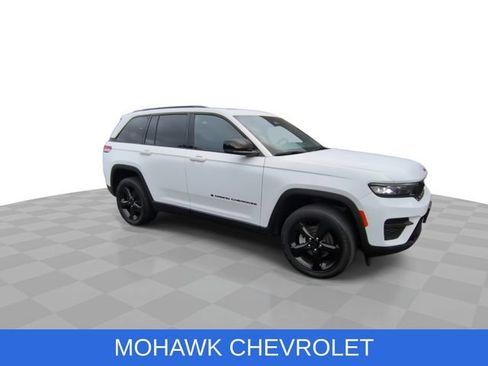 Used 2023 Jeep Grand Cherokee Altitude AWD/4WD image 2
