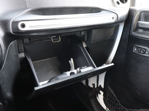 Used 2015 Jeep Wrangler Unlimited Sahara image 35