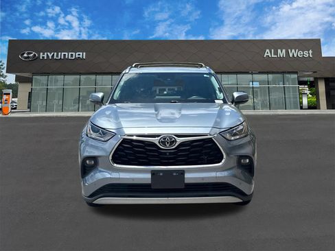 Used 2021 Toyota Highlander Platinum AWD/4WD image 2