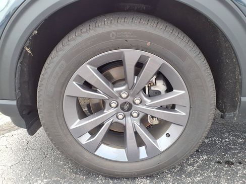 Used 2024 Ford Explorer XLT w/ Equipment Group 202A AWD/4WD image 7